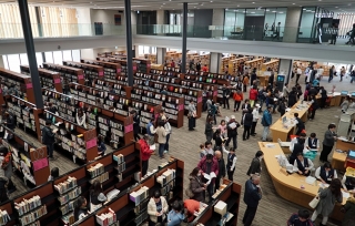 高砂市立図書館の館内