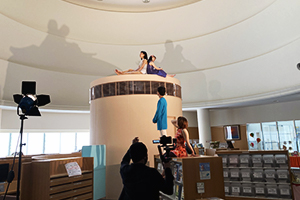 図書館でのプロモーション撮影の様子