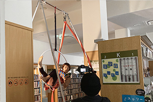 図書館でのプロモーション撮影の様子