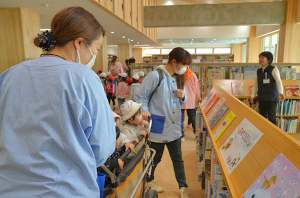 佐野市葛生図書館保育園児たち来館