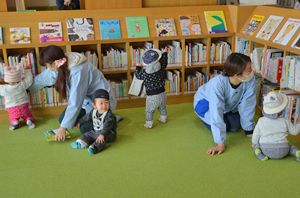 佐野市葛生図書館保育園児たち来館