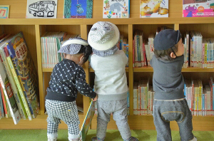 佐野市葛生図書館保育園児たち来館