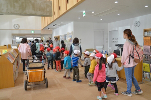 佐野市葛生図書館保育園児たち来館