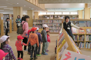 佐野市葛生図書館保育園児たち来館