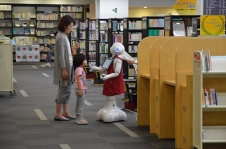 江戸川区立篠崎図書館Pepperの様子