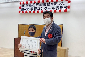 表彰式での記念撮影の写真