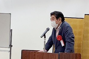 スピーチする市長や教育長の写真