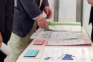 受賞した作品を手に取っている写真