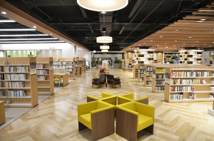 つがる市立図書館館内の写真