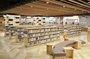 つがる市立図書館館内の写真